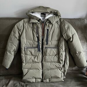 Green women’s winter coat. Size M. Very cozy.